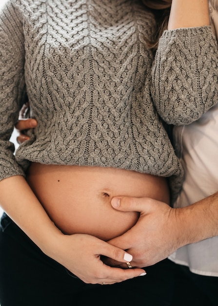 Photo closeup of man hugging pregnant woman