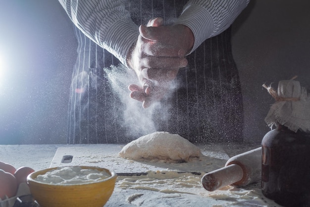 自家製麺を作るために生地を混練する男の手のクローズ アップ