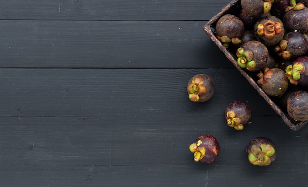 Frutta del mangostano del primo piano su legno nero