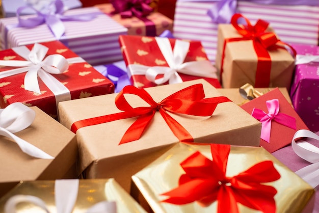 Крупный план многих ярких рождественских подарков