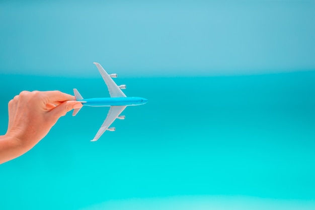 Photo closeup of map and model airplane background the sea