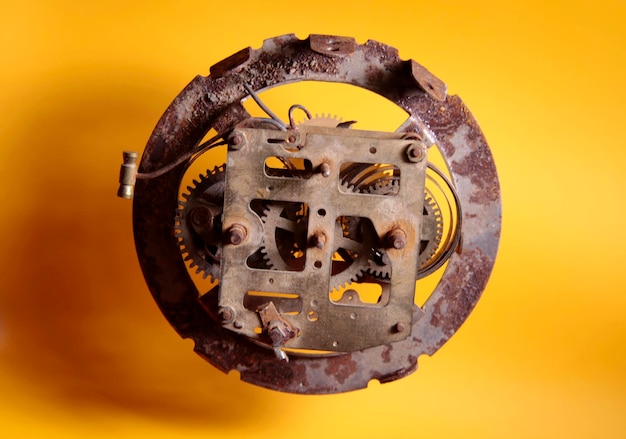 Foto primo piano del meccanismo di un vecchio orologio