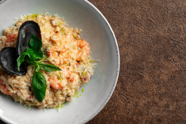 Primo piano sul risotto mediterraneo ai frutti di mare