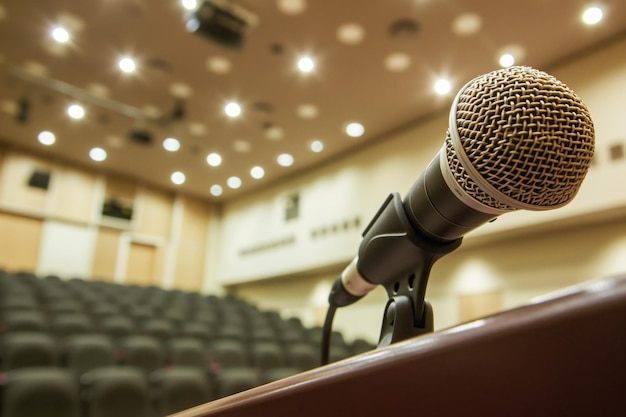 Foto close-up di un microfono su un podio nella sala conferenze