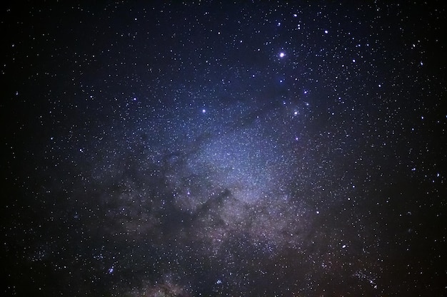 天の川銀河のクローズアップ穀物と長時間露光写真