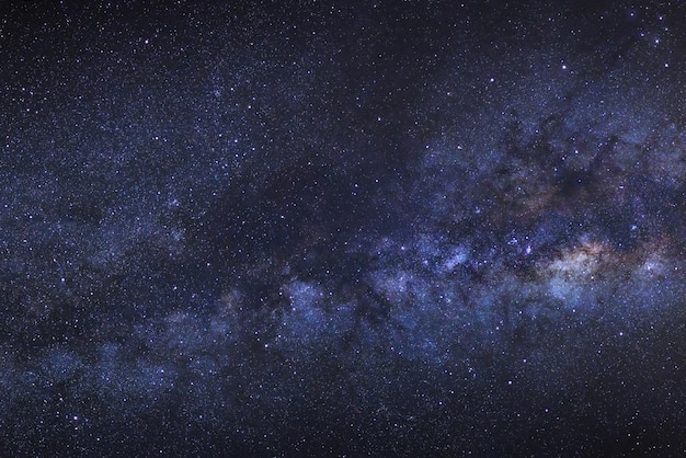 Primo piano della galassia della via lattea con stelle e polvere spaziale nell'universo fotografia a lunga esposizione con grano