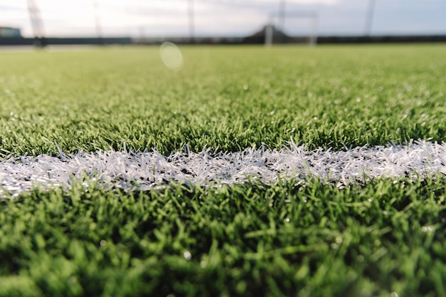 Foto primo piano del mini campo di calcio linee sfondo campo da calcio in erba stadio di calcio terra vista terra