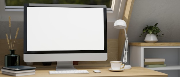 Foto primo piano spazio di lavoro domestico minimo e confortevole con mockup desktop per pc su un tavolo di legno minimo