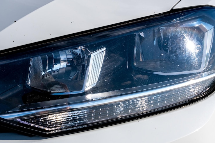 Photo 現代の車のヘッドライトの設計のクローズアップ