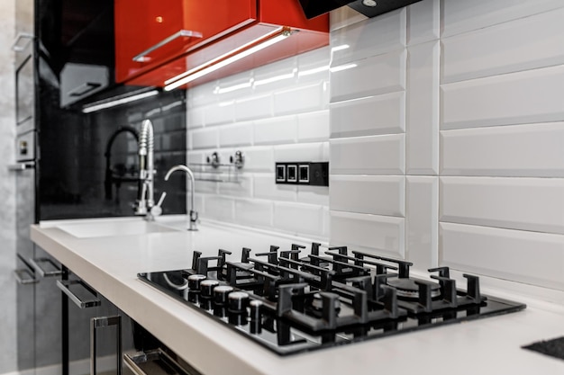 Крупный план современной газовой плиты на столешнице в современной современной домашней кухне