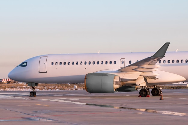 Primo piano bianco moderno aereo passeggeri al piazzale dell'aeroporto