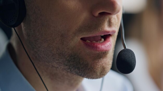 Foto microfono a bocca che parla da vicino nel rappresentante delle vendite del call center