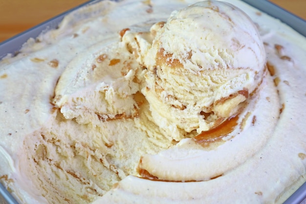 Крупный план аппетитного мороженого с соленой карамелью и орехами макадамии