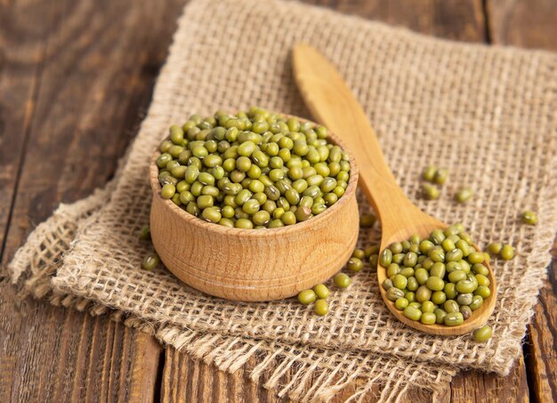 Photo closeup mung beans green mung beans in a wooden bowl on an old table