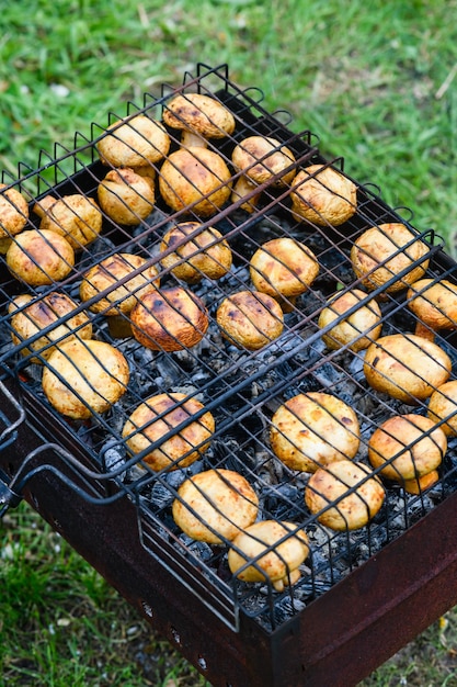 Photo closeup of mushrooms grilled on barbecue grill gridiron