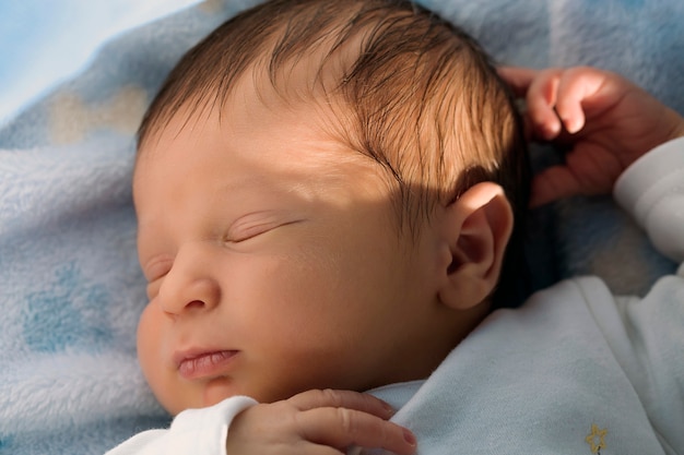 安らかに眠っている新生児のクローズアップ