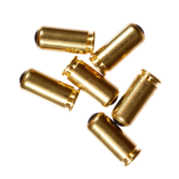사진 색 배경에 고립된 9mm 총알의 클로즈업