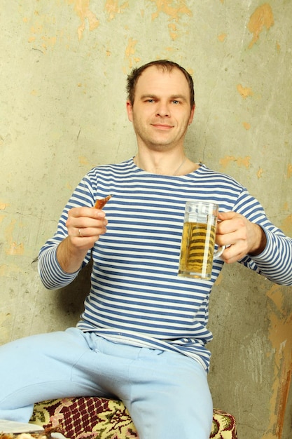 写真 ビールのグラスと男のクローズアップ