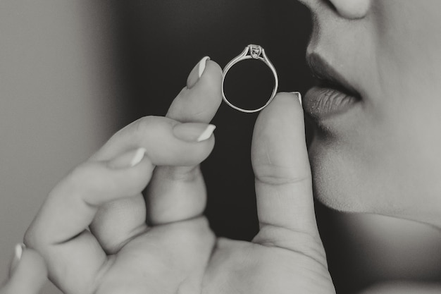 Фото Близкий снимок элегантного бриллиантового кольца на женском пальце с современным маникюром солнечный свет любовь и свадебная концепция мягкая и избирательная фокусировка