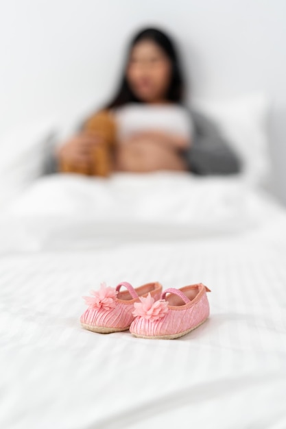 사진 침대에 신생아를 위한 아기 신발 클로즈업