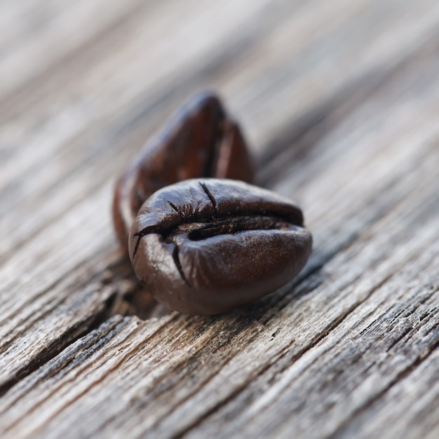 Фото Макрофотография кофе в зернах на фоне гранж деревянные