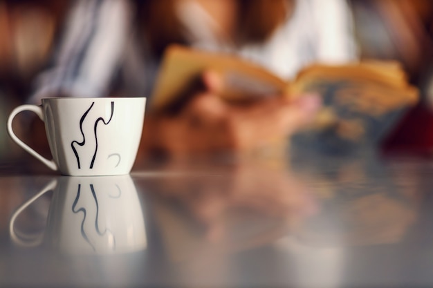 사진 테이블에 신선한 커피 한잔의 근접 촬영.