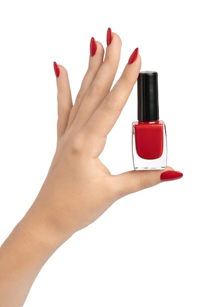 Крупным планом рука молодой женщины с длинным красным маникюром на ногтях на белом