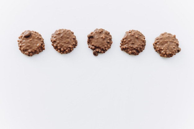 Фото Крупный план домашнего шоколадного печенья на белом