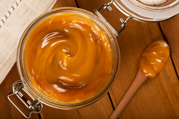 Фото Крупный план банки, полной традиционных сладостей dulce de leche dulce de leche в латинской америке