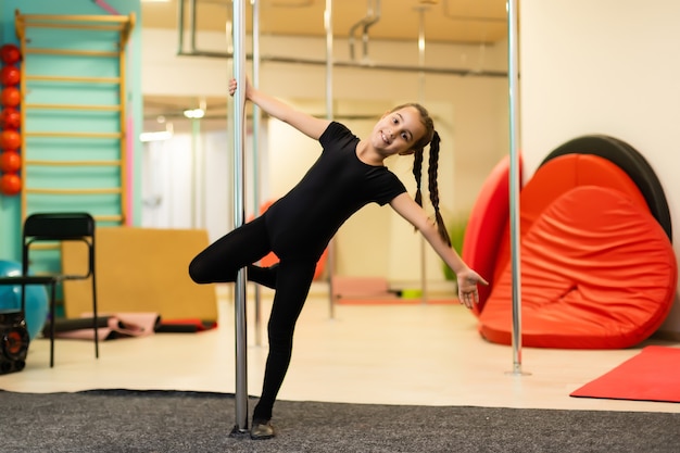 Фото Крупным планом маленькая гимнастка делает упражнения
