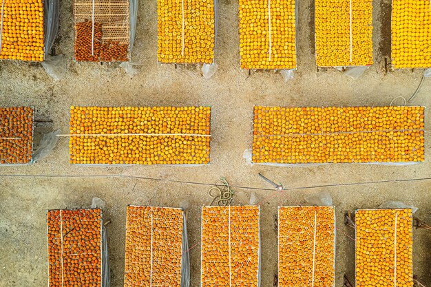 Фото Крупный снимок приготовления сушеных персиков сушеные на солнце персиковые плоды сушеный персиковый процесс