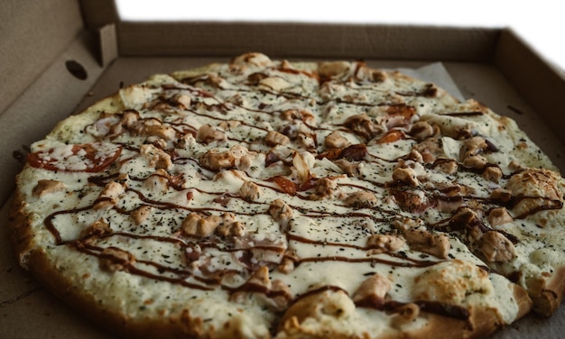 Крупный план пиццы в картонной коробке над столом