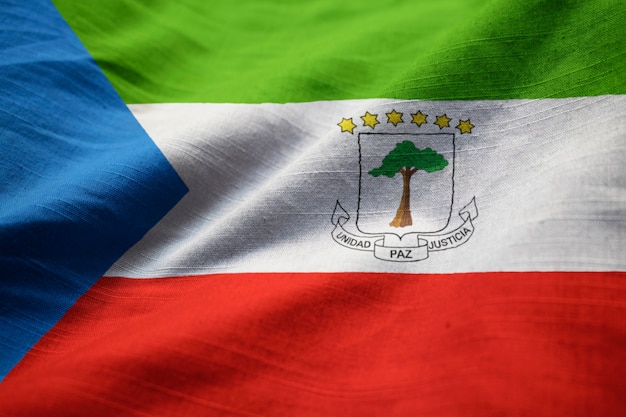 Фото Макрофотография фальшивой флагом экваториальной гвинеи, флаг экваториальной гвинеи, дующий в ветру
