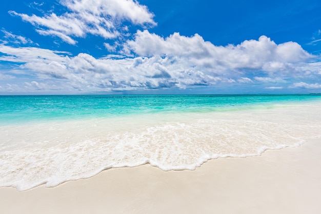 写真 ビーチの青い夏の空に砂のクローズ アップ。パノラマのビーチ風景。空の熱帯のビーチの海の波