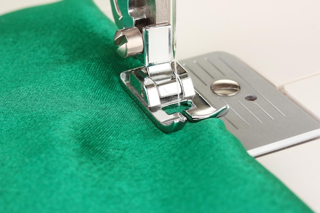 사진 초록색 천으로 바느질 기계 작업 부분의 클로즈업