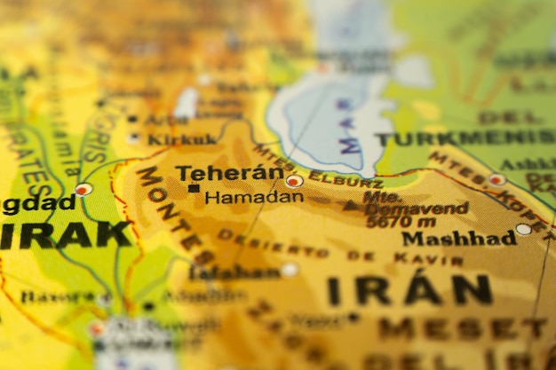 Фото Крупный план орографической карты ирана с тегераном в качестве центра со ссылками на английском языке концепция путешествия география туризма дифференциальный фокус