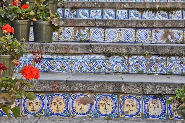 Фото Близкий взгляд на всемирно известную лестницу скалината-ди-санта-мария-дель-монте в кальтагироне, сицилия, италия