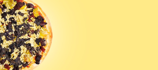 Фото Крупный план веганской пиццы на желтом фоне с копировальным пространством панорамный баннер