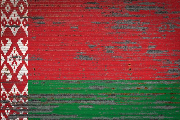 ベラルーシの国旗と古い金属の壁のクローズアップ ポルトガルの輸出輸入 商品の貯蔵と商品の国内配送 グランジスタイルの旗