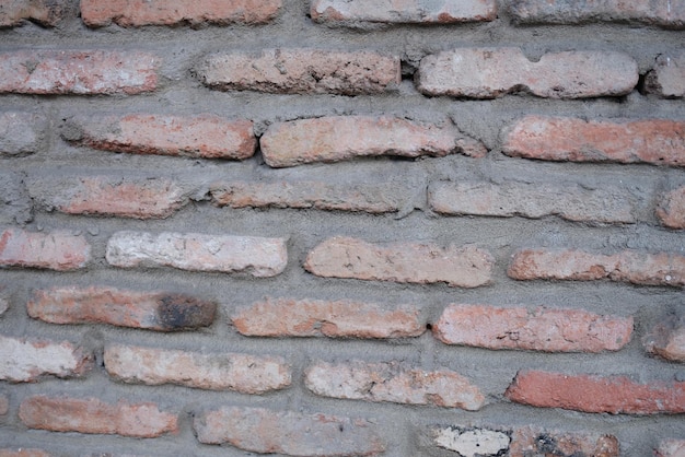 Крупный план поверхности старой стены из красного кирпича для кирпичной кладки или каменной кладки дома или офиса