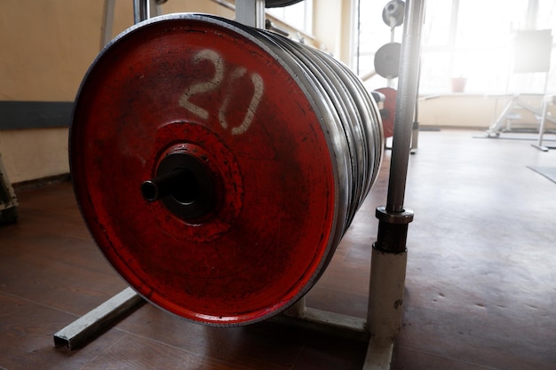 Foto primo piano delle attrezzature per il fitness della vecchia scuola in palestra