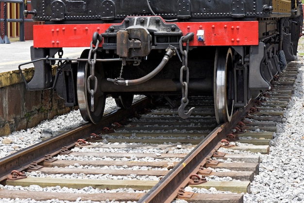 Primo piano della vecchia locomotiva a vapore ruote