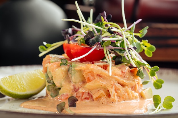 Foto primo piano su insalata di olive con granchio e avocado