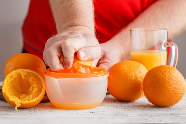 Фото Крупным планом на человека, делая свежий апельсиновый сок