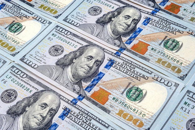 Крупный план ста долларов США Много банкнот, сложенных на столе Куча долларов США