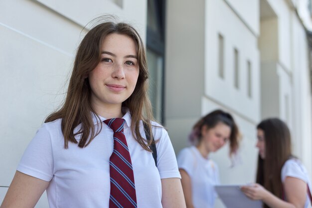 17歳の10代の学生の屋外のポートレート、クローズアップ