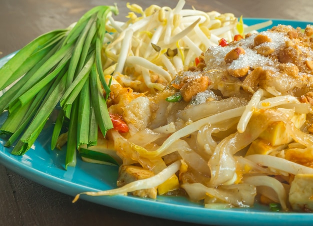 Foto primo piano pad thai con piatto blu