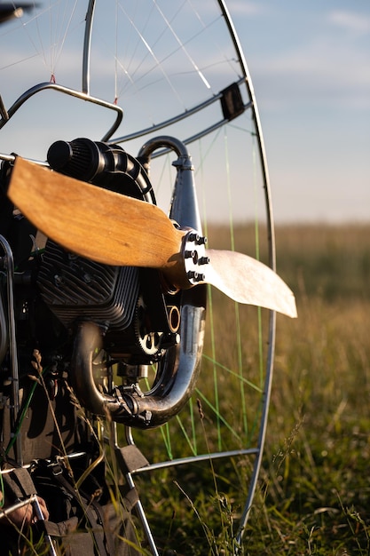 Photo a closeup of a paramotor with a wooden propeller for individual paralet flights extreme sports selective focus