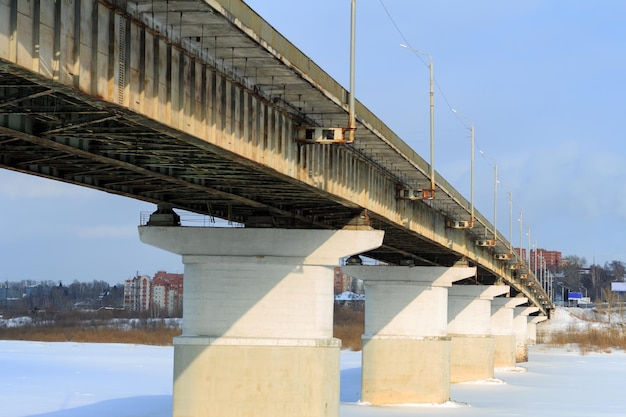Крупный план автомобильного моста через реку Том Сибирь Ледяной избирательный фокус