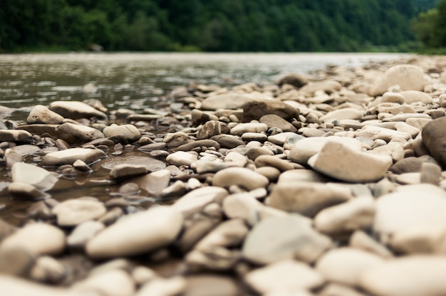 Photo closeup of pebbles of mountains river
